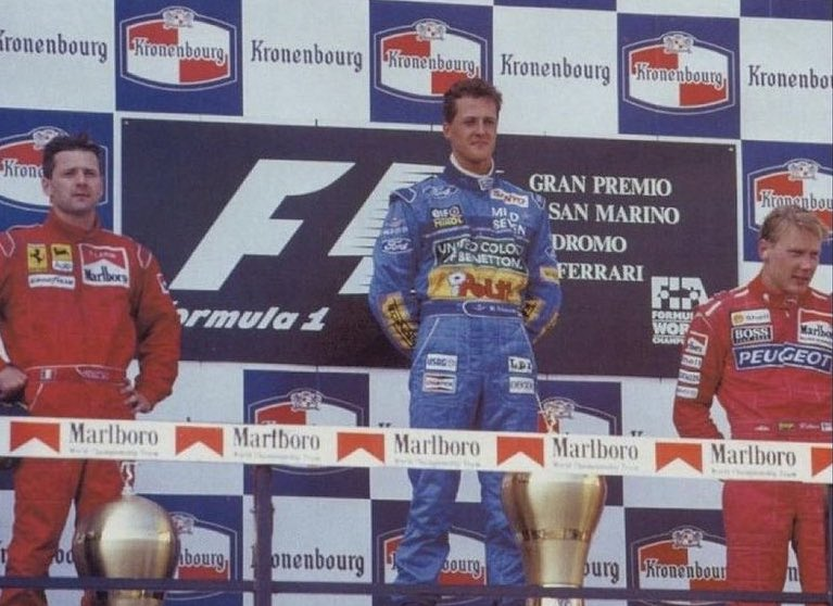 Nicola Larini, Michael Schumacher i Mika Häkkinen na podium po Grand Prix San Marino 1994.
