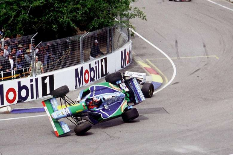 Moment kolizji między Schumacherem a Hillem.