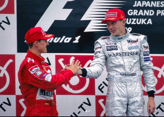 Michael Schumacher i Mika Häkkinen na podium Grand Prix Japonii 1999.
