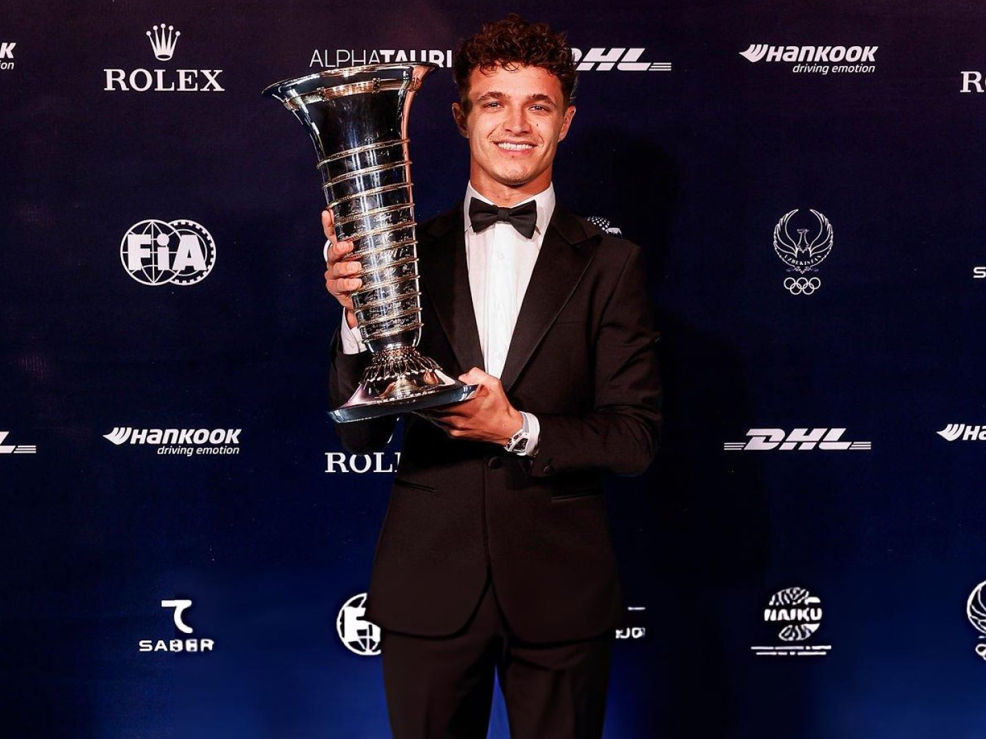 Lando Norris z pucharem mistrza świata za sezon 2025