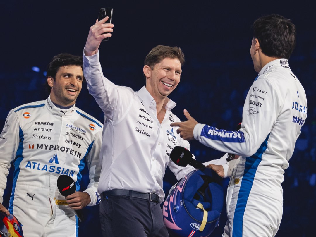 Carlos Sainz, James Vowles oraz Alexander Albon w sezonie 2025
