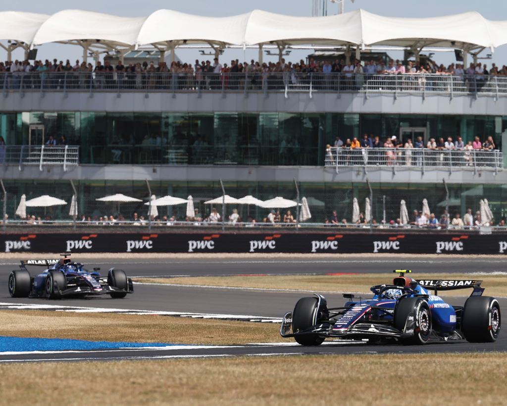 Bolidy Williamsa w trakcie Grand Prix Wielkiej Brytanii 2025.
