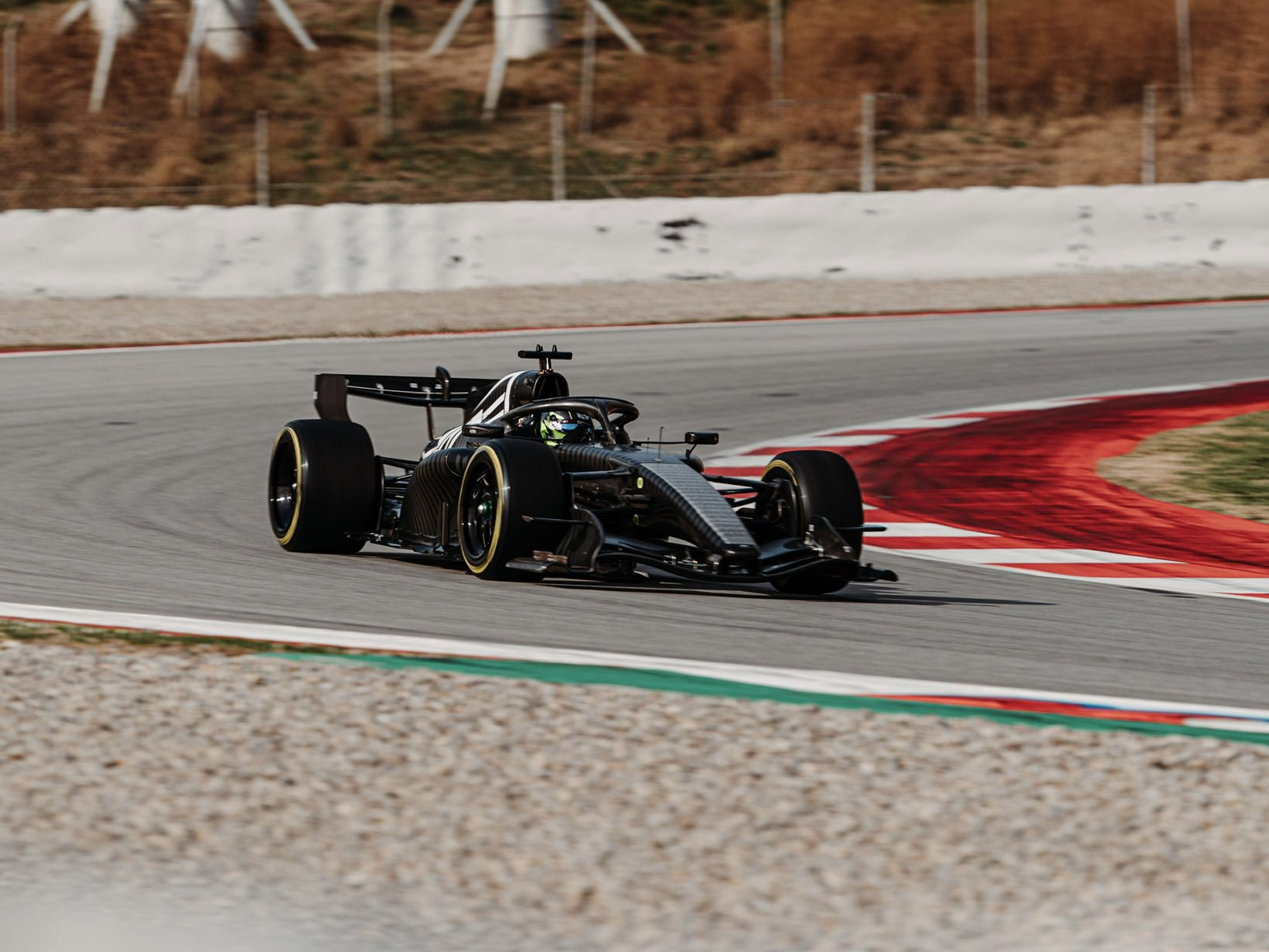 Sergio Pérez za kierownicą Cadillaca w trakcie shakedownu.
