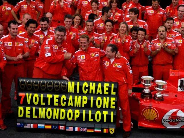 Zespół Ferrari i Michael Schumacher w trakcie celebracji siódmego tytułu mistrza świata.