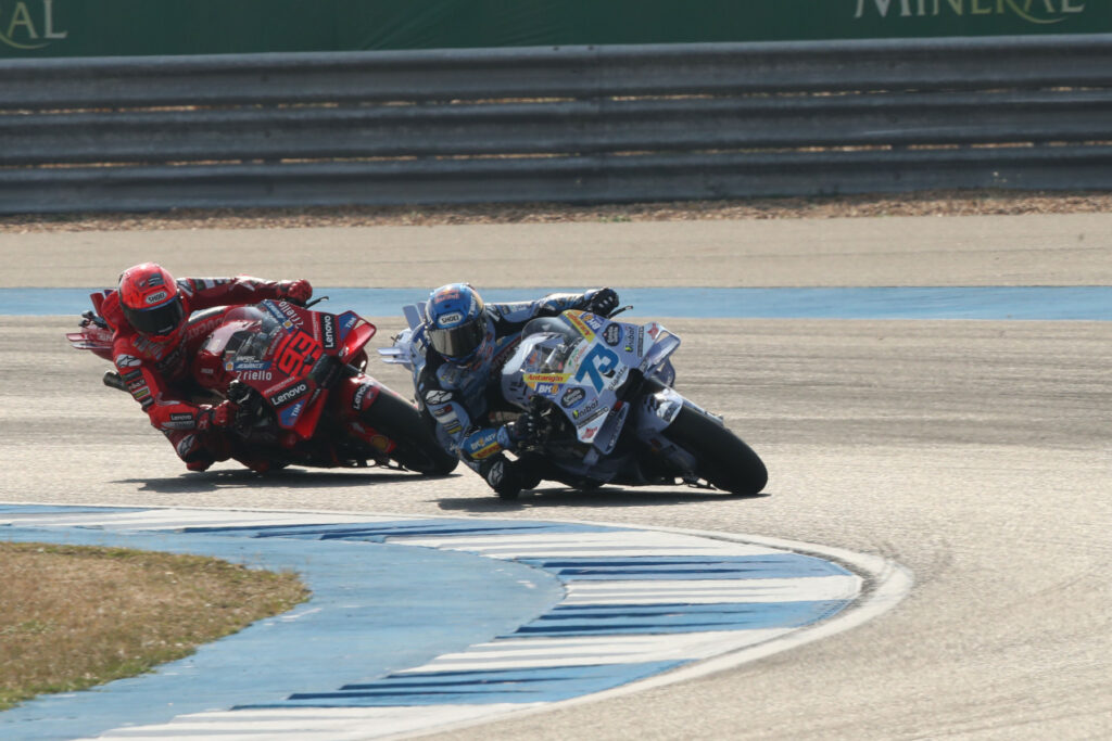 Álex Márquez (#73) oraz Marc Márquez (#93) w trakcie Grand Prix Tajlandii MotoGP 2025