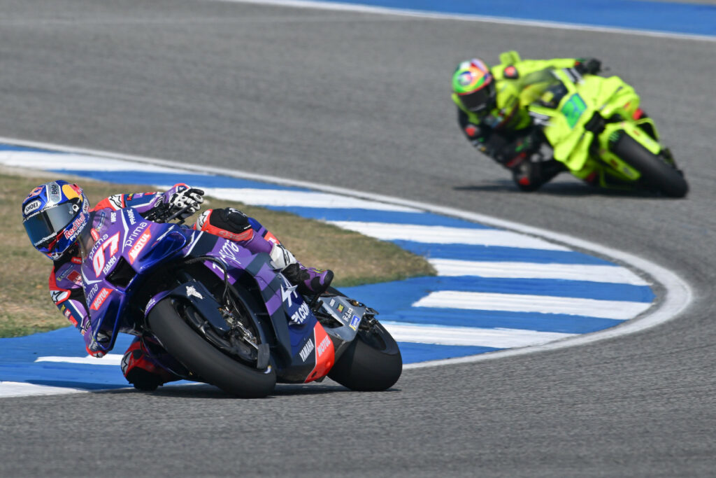 Toprak Razgatlıoğlu (#07) oraz Franco Morbidelli (#21) w trakcie testów przedsezonowych na torze Chang