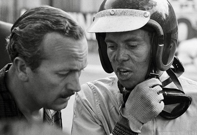 Colin Chapman (po lewej) w trakcie rozmowy z jednym z kierowców podczas Indy500.