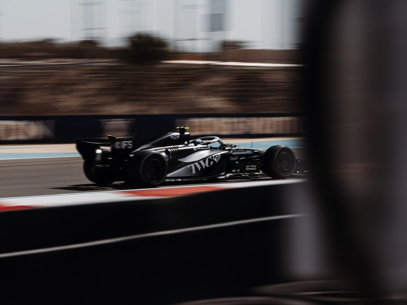 Samochód Caddillaca w trakcie testów w Bahrajnie.