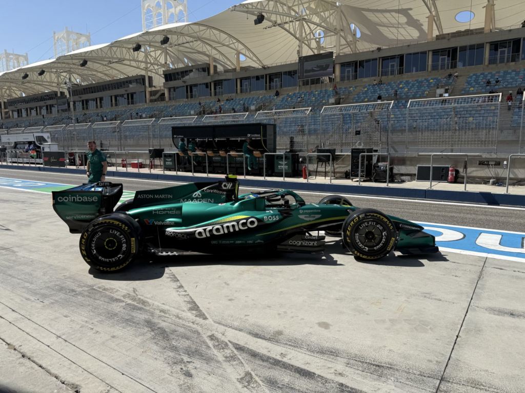 Testy F1 – samochód Astona Martina.
