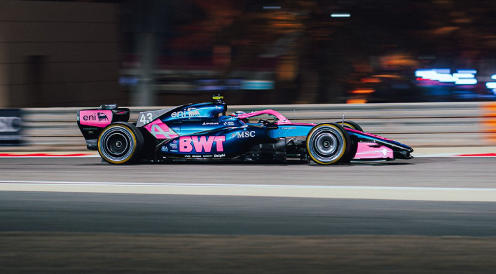 Franco Colapinto za kierownicą Alpine w trakcie wieczornej sesji testowej.