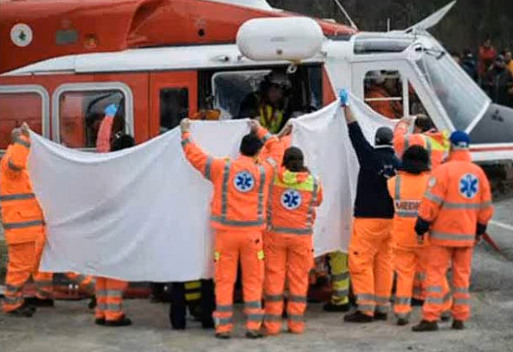 Zdjęcie z transportu Roberta Kubicy do śmigłowca.
