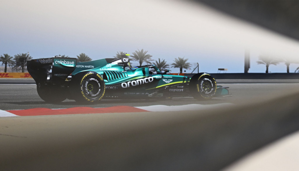 Fernando Alonso za kierownicą Astona Martina.