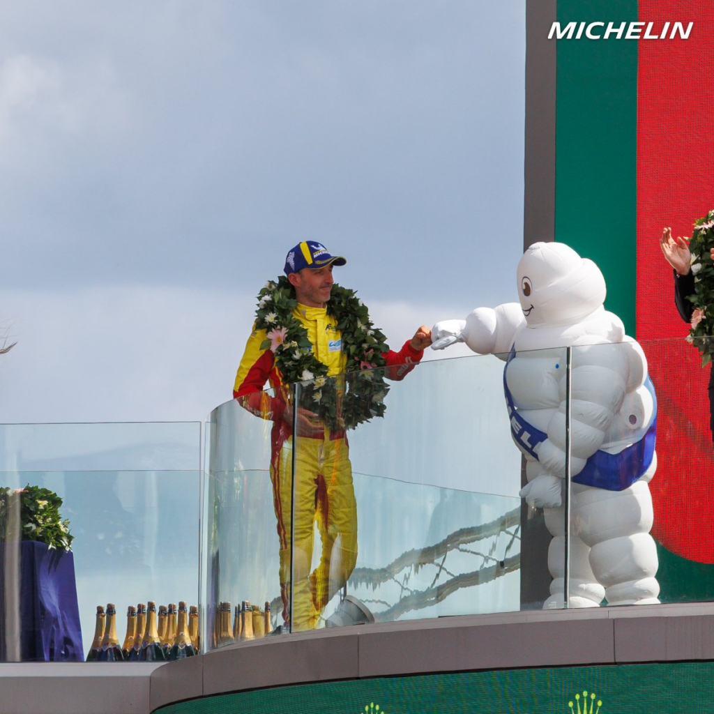 Robert Kubica na podium 24-godzinnego wyścigu Le Mans.
