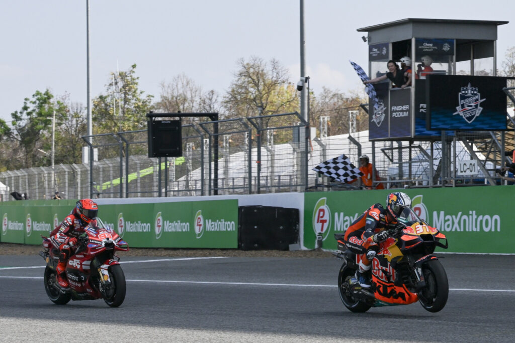 Pedro Acosta (#37) zwycięża sprint po karze dla Marca Márqueza (#93)