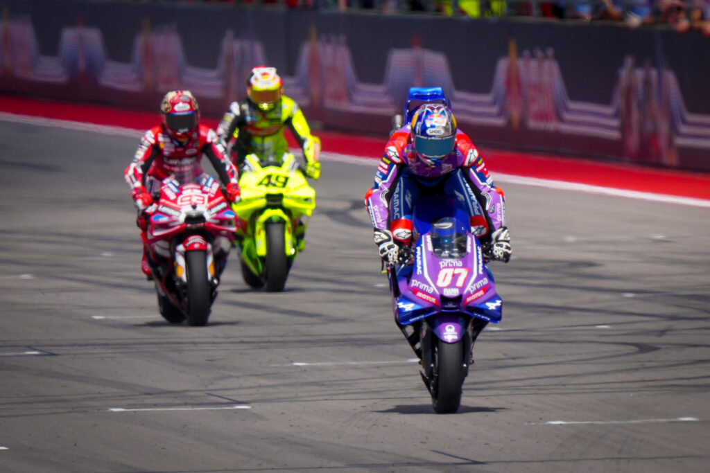 Toprak Razgatlıoğlu (#07), Marc Márquez (#93) oraz Fabio Di Giannantonio (#49) w trakcie próbnych startów przed Grand Prix Stanów Zjednoczonych