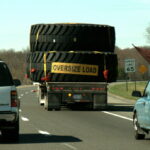 Opony ciężarowe transportowane na autostradzie