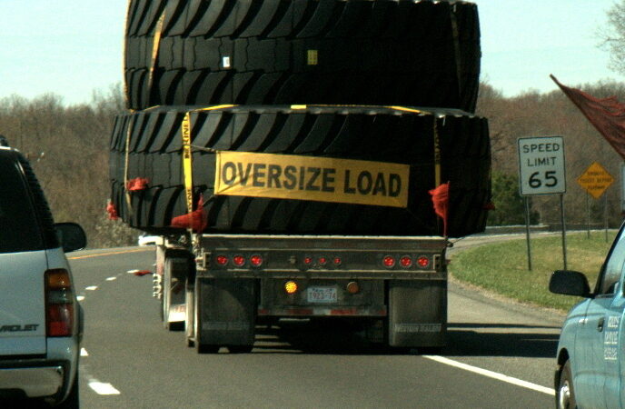 Opony ciężarowe transportowane na autostradzie