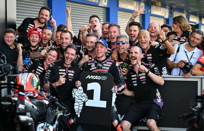 Marco Bezzecchi świętuje zwycięstwo w Grand Prix Tajlandii