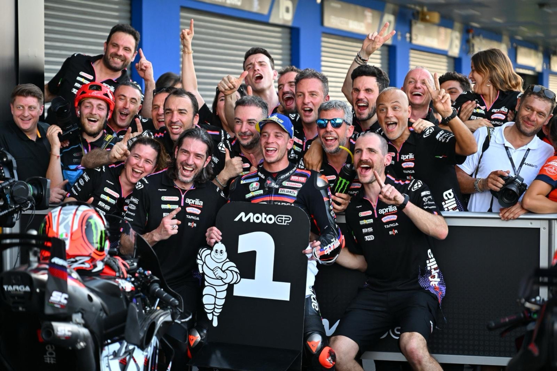 Marco Bezzecchi świętuje zwycięstwo w Grand Prix Tajlandii