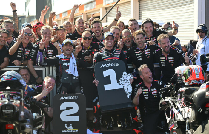 Zespół Aprilii świętujący dublet w Grand Prix Brazylii