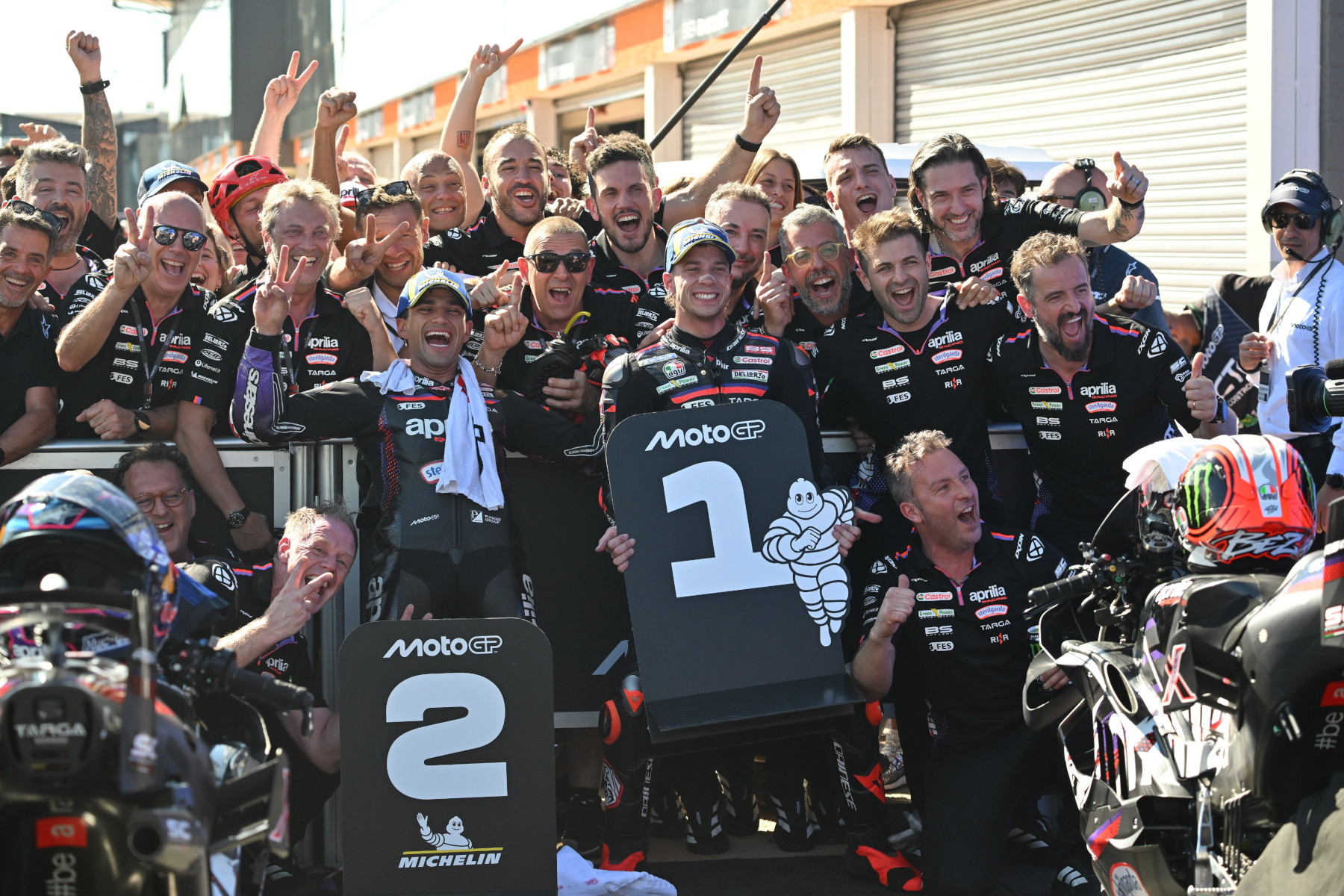 Zespół Aprilii świętujący dublet w Grand Prix Brazylii