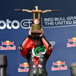 Marco Bezzecchi świętujący triumf w Grand Prix Stanów Zjednoczonych