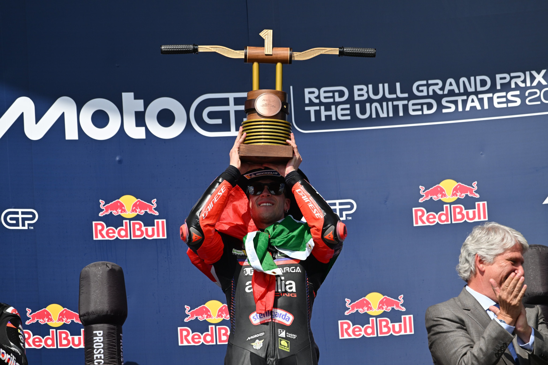 Marco Bezzecchi świętujący triumf w Grand Prix Stanów Zjednoczonych