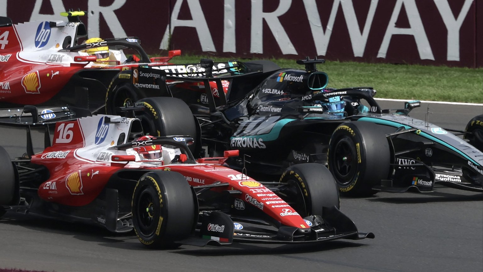 Charles Leclerc, George Russell oraz Lewis Hamilton w walce o pozycję lidera w Grand Prix Australii 2026.
