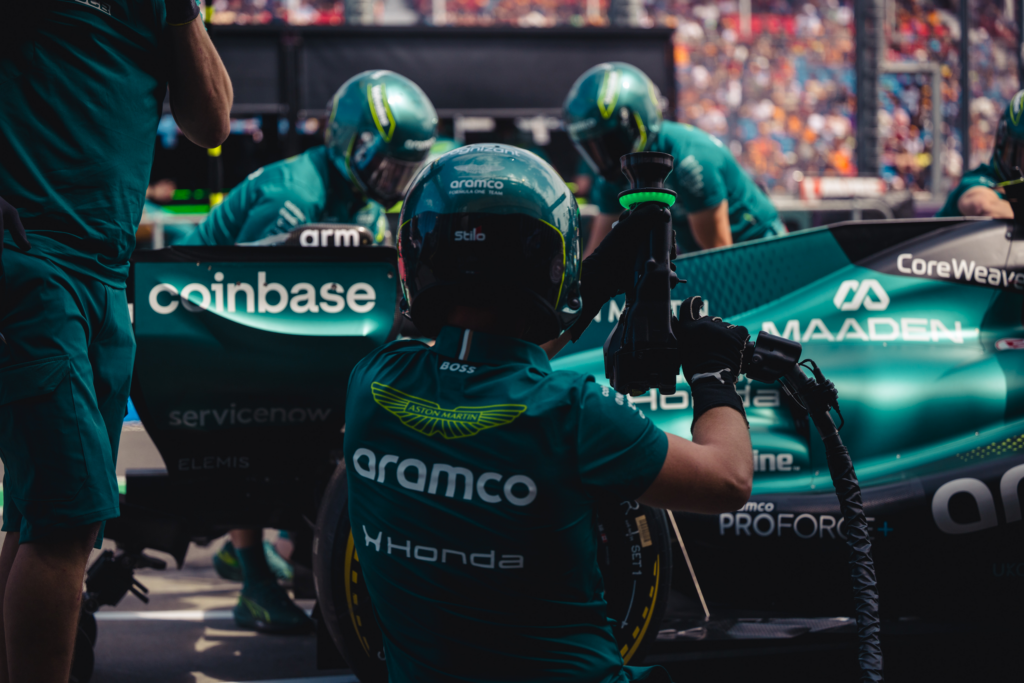 Zespół Aston Martina w trakcie pit stopu w Grand Prix Australii.
