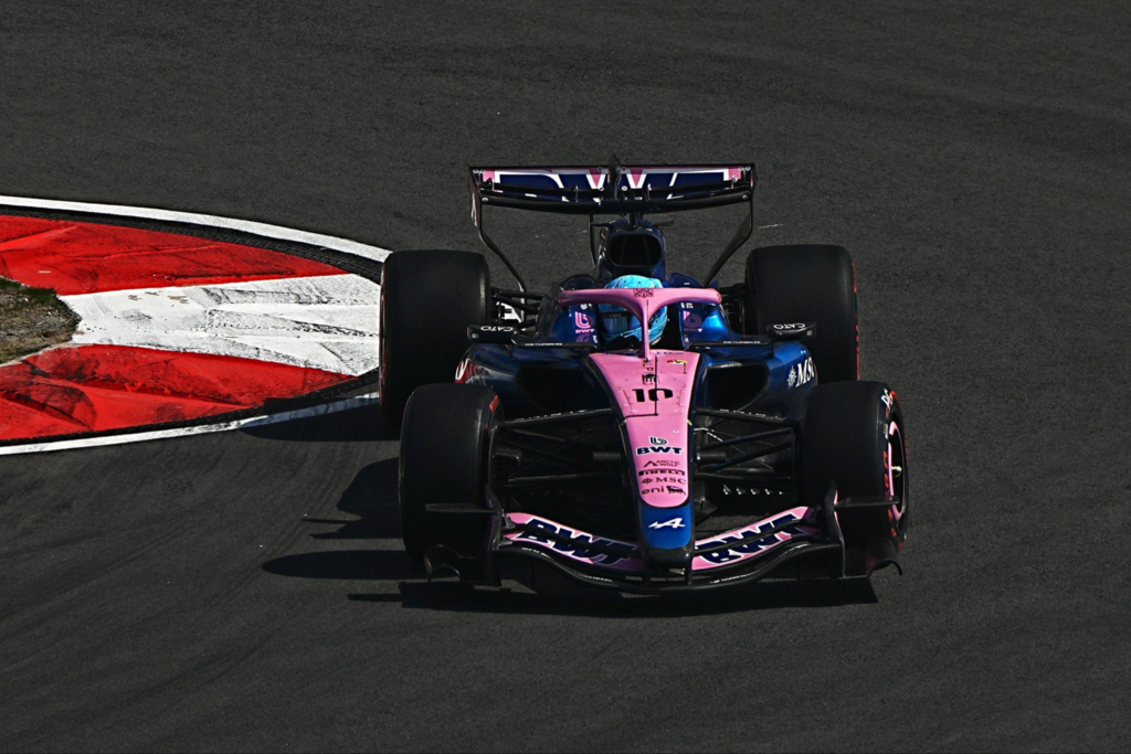 Pierre Gasly w trakcie kwalifikacji do Grand Prix Chin.
