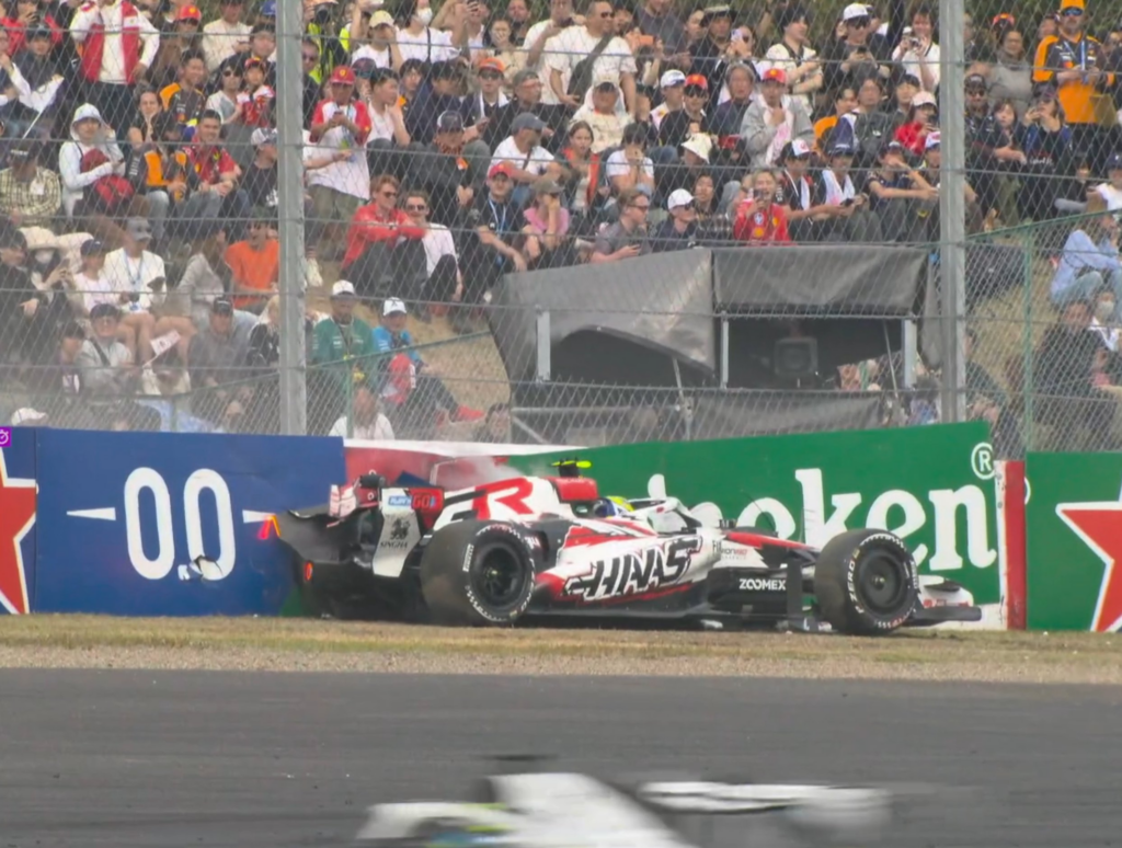Rozbity Haas Olivera Bearmana w trakcie Grand Prix Japonii 2026.
