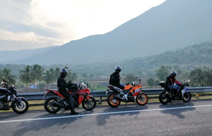 Motocykliści gotowi do podróży