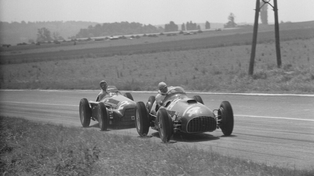 Farina w Alfie Romeo z numerem 2 walczący z Gonzálezem z Ferrari podczas Grand Prix Francji w 1951 roku