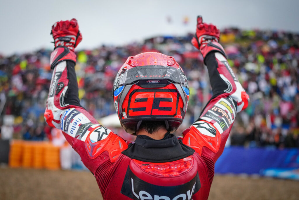 Marc Márquez świętujący zwycięstwo w sprincie przed Grand Prix Hiszpanii