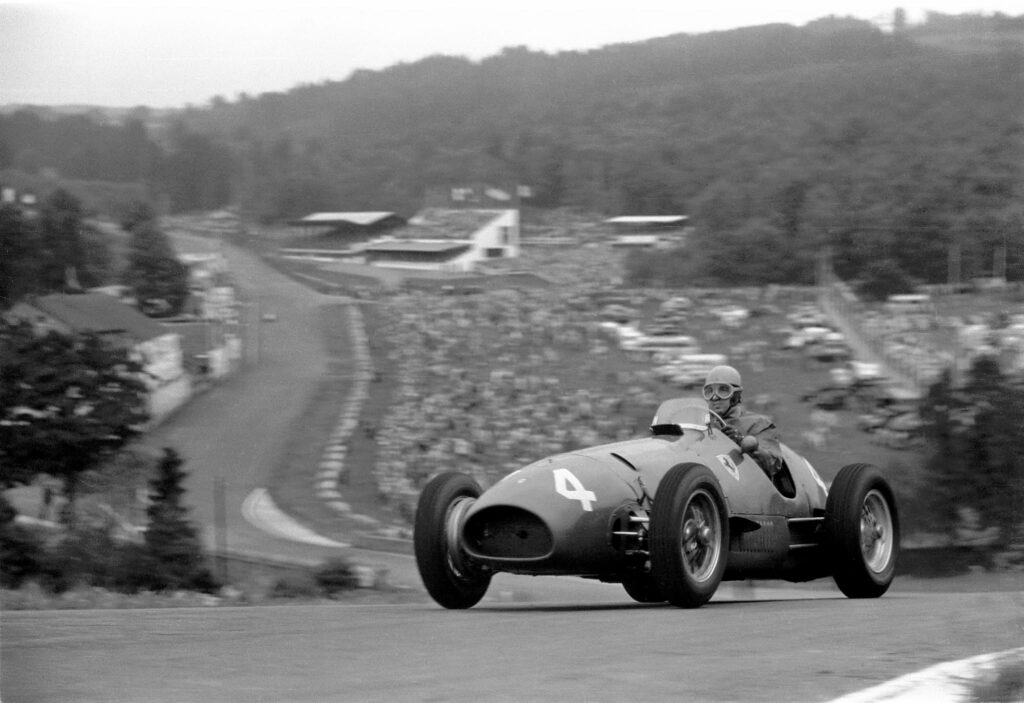 Okres, gdy w F1 ścigano się samochodami F2, został zdominowany przez Ascariego. Na zdjęciu – za kierownicą Ferrari 500 podczas Grand Prix Belgii 1952.