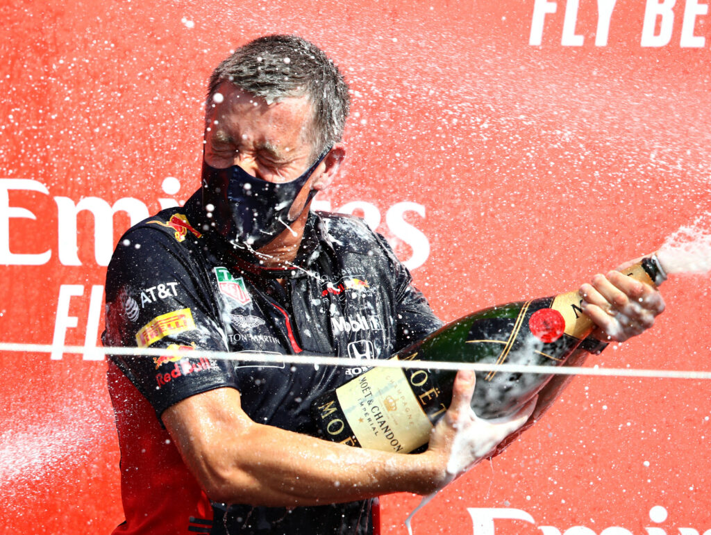 
Will Courtenay na podium Grand Prix 70-lecia, jednego z jego popisów strategicznych.
Źródło: Mark Thompson/Red Bull Content Pool