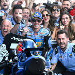 Álex Márquez świętujący zwycięstwo podczas Grand Prix Hiszpanii