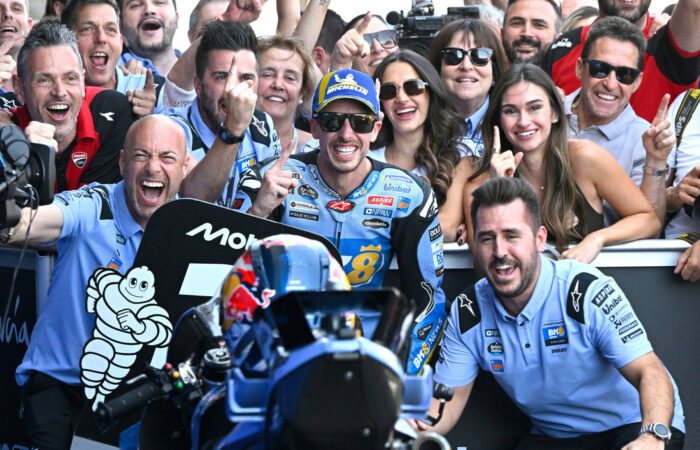 Álex Márquez świętujący zwycięstwo podczas Grand Prix Hiszpanii