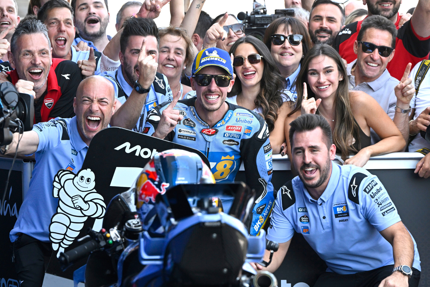 Álex Márquez świętujący zwycięstwo podczas Grand Prix Hiszpanii