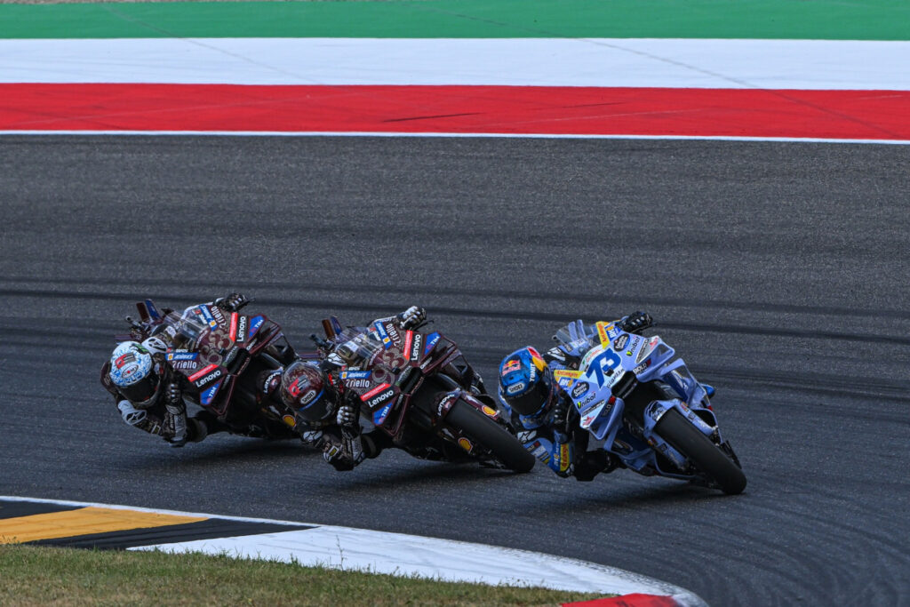 Álex Márquez (#73), Marc Márquez (#93) oraz Francesco Bagnaia (#63) podczas Grand Prix Włoch MotoGP 2025