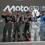 Zawodnicy Aprilii świętujący podium w Grand Prix Francji