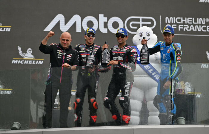 Zawodnicy Aprilii świętujący podium w Grand Prix Francji