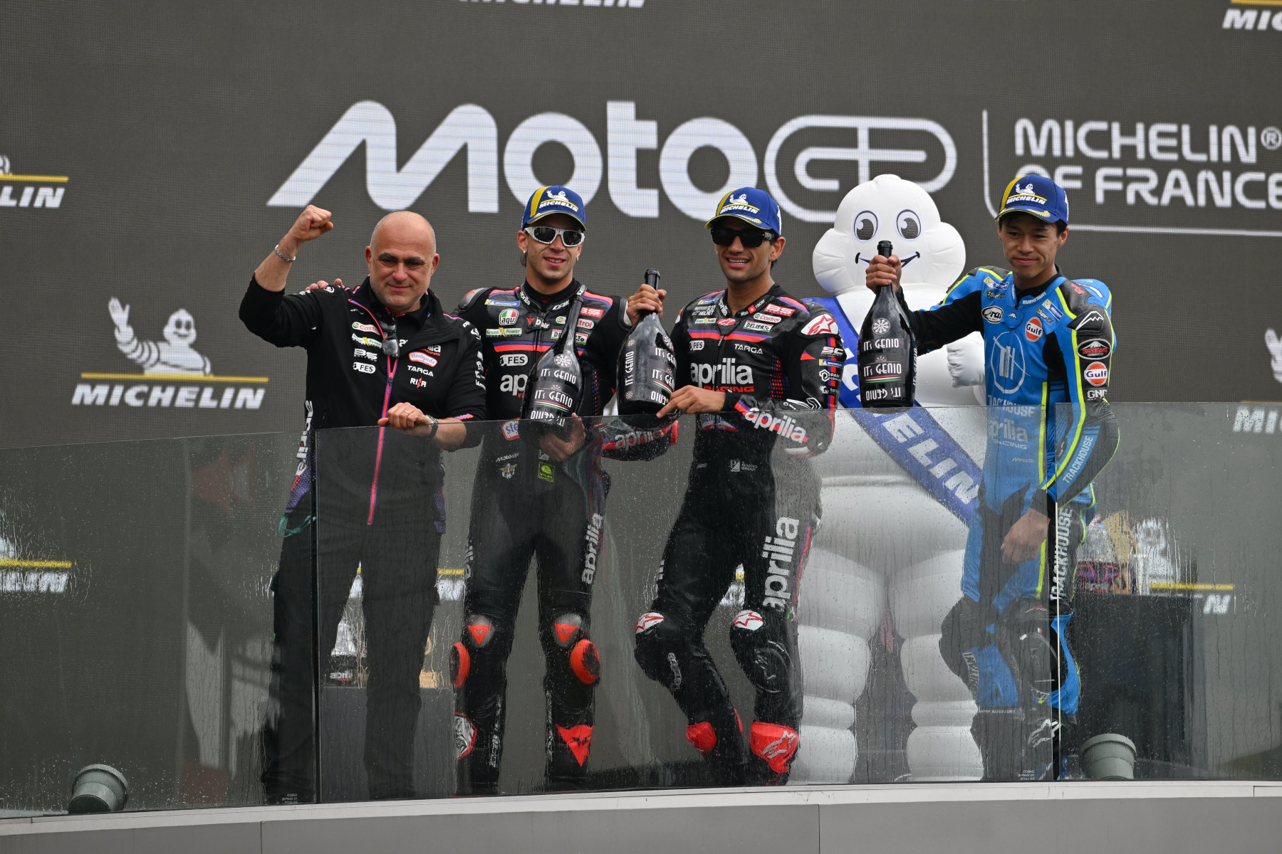 Zawodnicy Aprilii świętujący podium w Grand Prix Francji