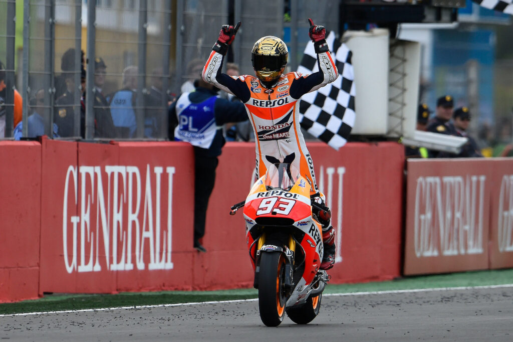 Marc Márquez świętujący koniec debiutanckiego sezonu MotoGP
