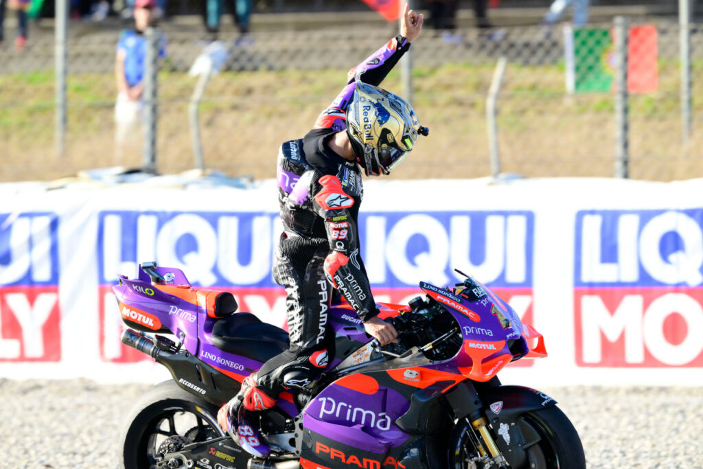 Jorge Martín świętujący tytuł mistrza świata MotoGP