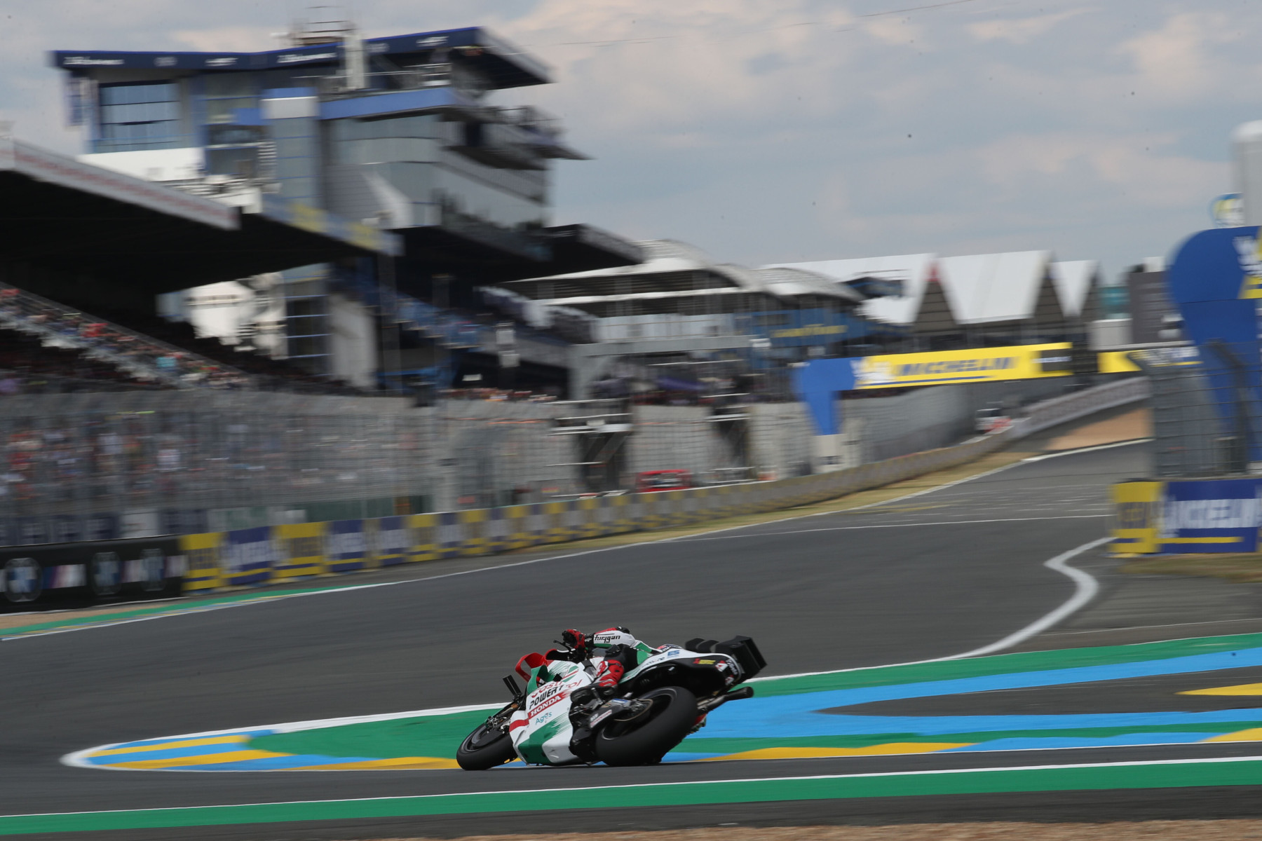 Johann Zarco niespodziewanie zwyciężył Grand Prix Francji MotoGP 2025