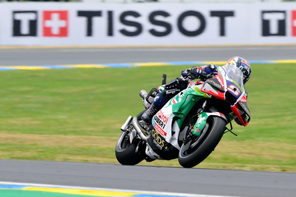 Johann Zarco w specjalnych barwach kombinezonu i kasku podczas Grand Prix Francji