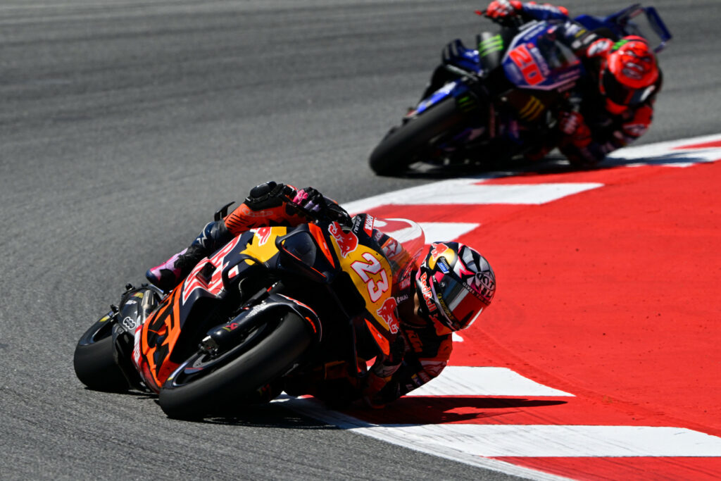 Enea Bastianini (#23) oraz Fabio Quartararo (#20) podczas Grand Prix Katalonii