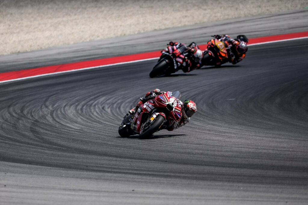 Francesco Bagnaia (#63), Marco Bezzecchi (#72) oraz Enea Bastianini (#23) podczas Grand Prix Katalonii