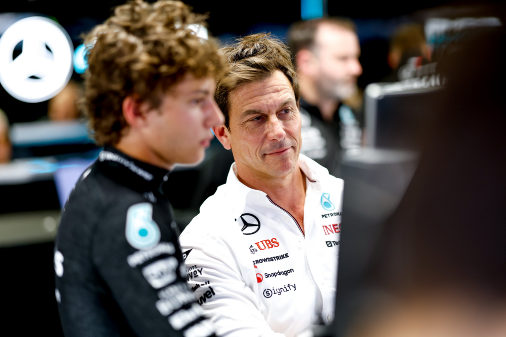 Toto Wolff i Andrea Kimi Antonelli w garażu Mercedesa podczas weekendu wyścigowego w 2024 roku.
